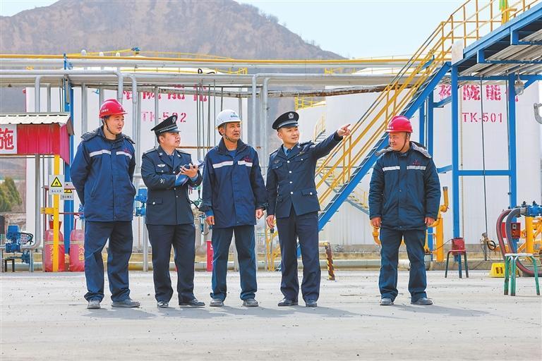 庆阳公安民警走访辖区企业　新甘肃&middot;甘肃日报通讯员　张迪民