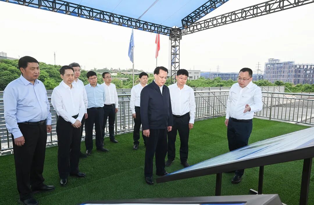 5月11日，在永川栏杆滩铁路枢纽站，市委书记袁家军实地察看枢纽站建设进展。记者 苏思 摄/视觉重庆
