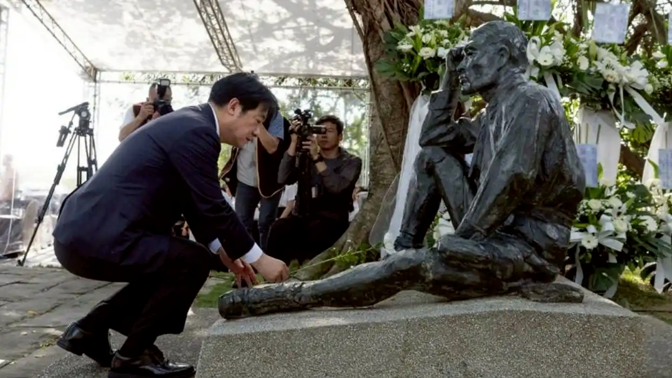 侯汉廷：赖清德给八田与一铜像鞠躬，就像武大郎的后代牵着母亲的手，到西门庆坟前扑通跪下