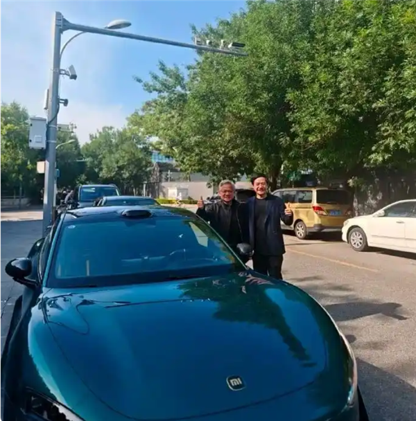 雷军黄仁勋中美晚宴同框组图流出：画面亲切熟络