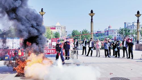 5月12日，廊坊市防灾减灾救灾委员会办公室在廊坊市广阳区时代广场开展“全国防灾减灾日”集中宣传活动。 李铭薇摄