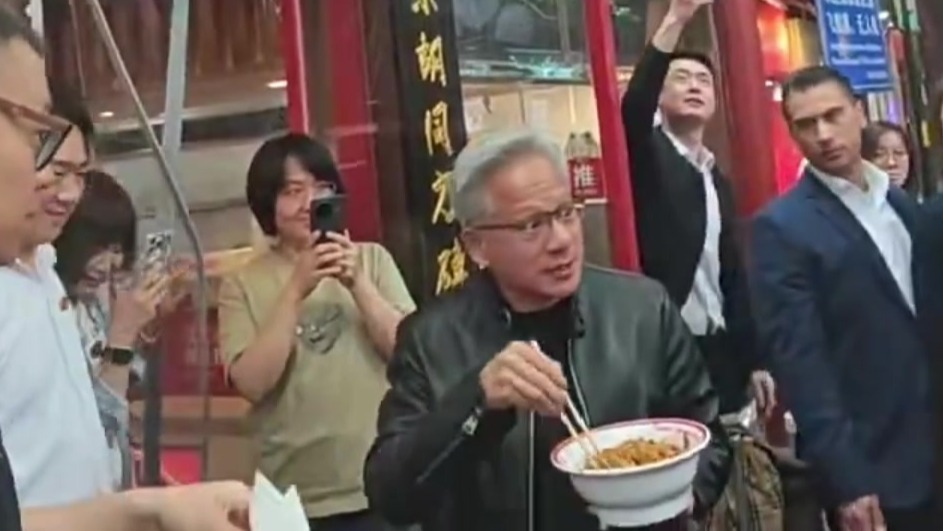 黄仁勋跑到北京胡同里吃炸酱面了