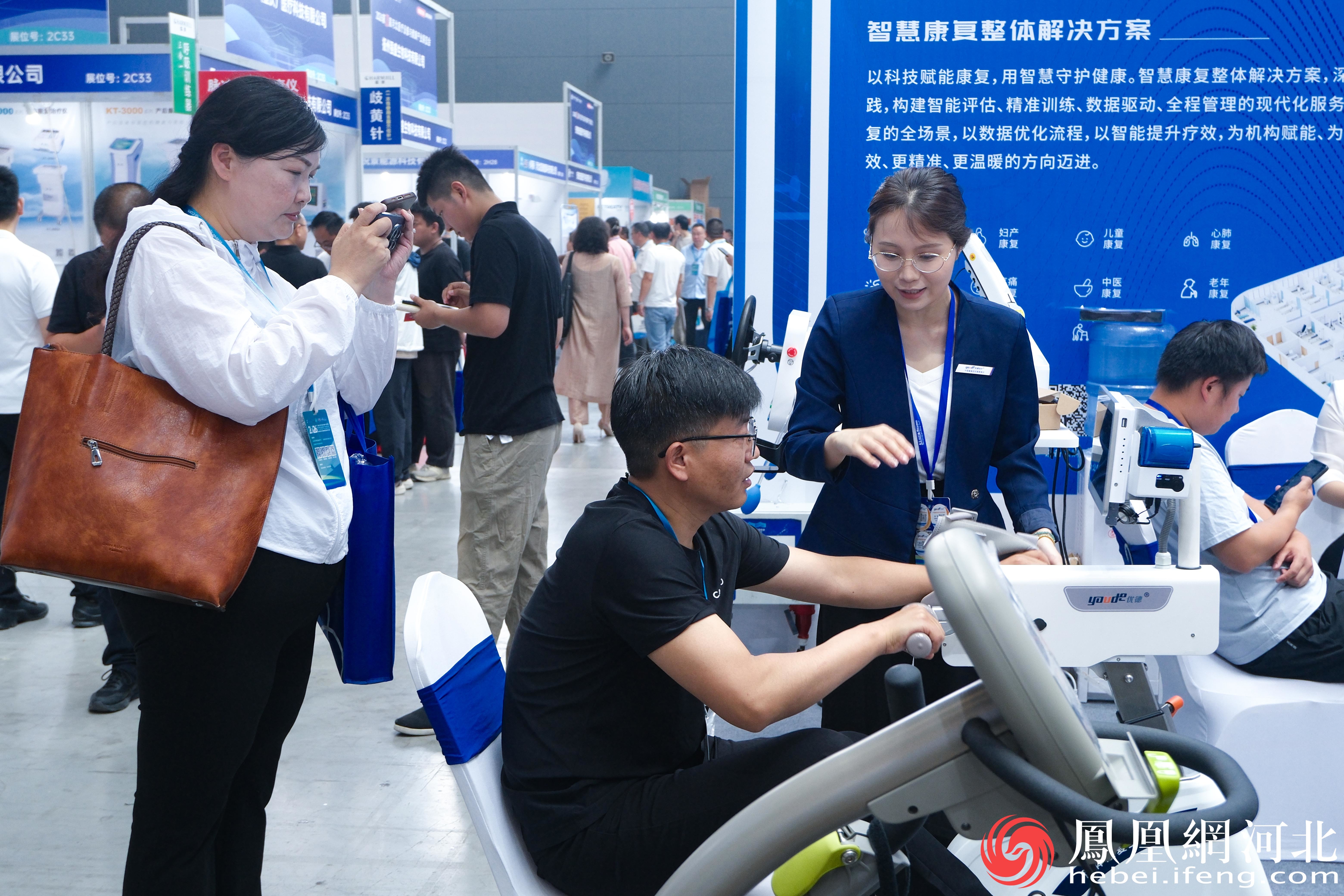展会现场 李卓然摄