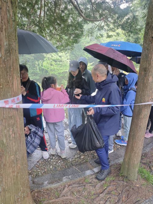 罗增光给游客发放物资2