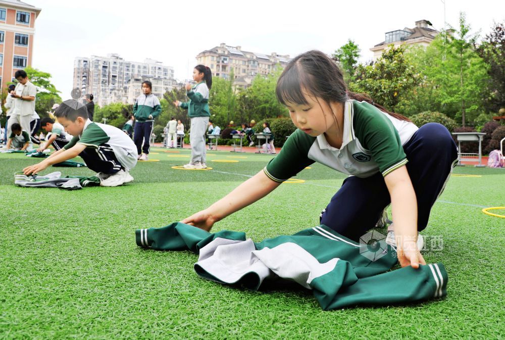 5月14日，江西省新余市渝水区城北街道北湖小学的学生在进行叠衣服比赛。