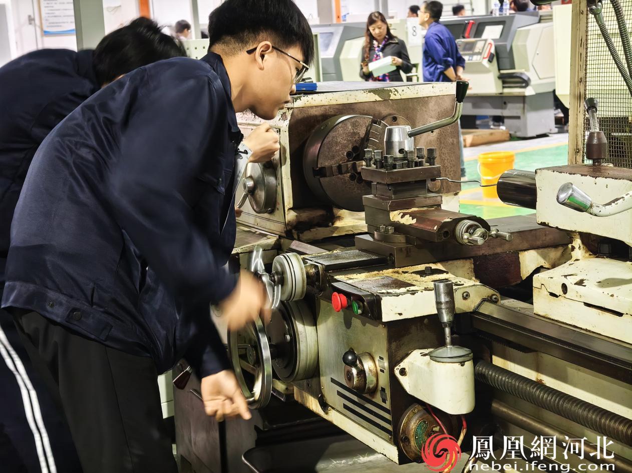 实践课上学生正在认真加工零件