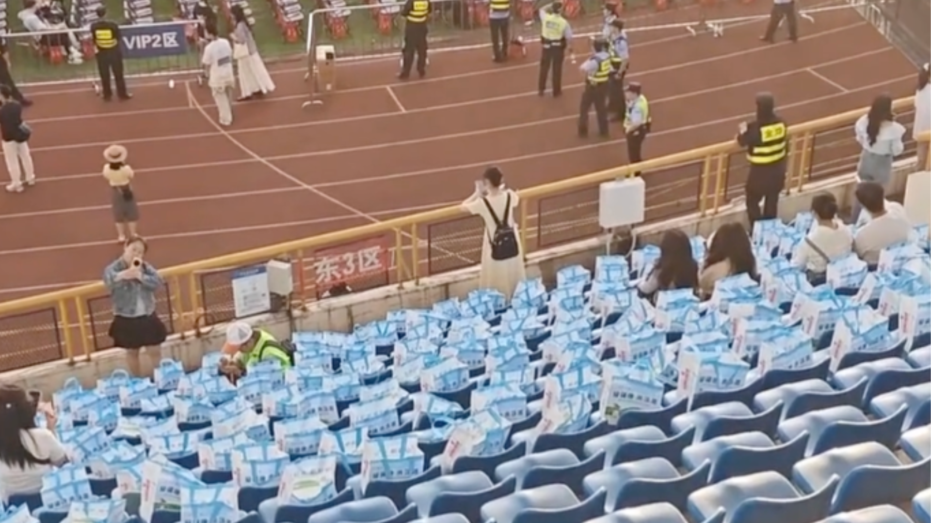 游客投诉演唱会座椅太脏被桂林文旅“拉黑”，场馆及多部门推脱，当事方无回应