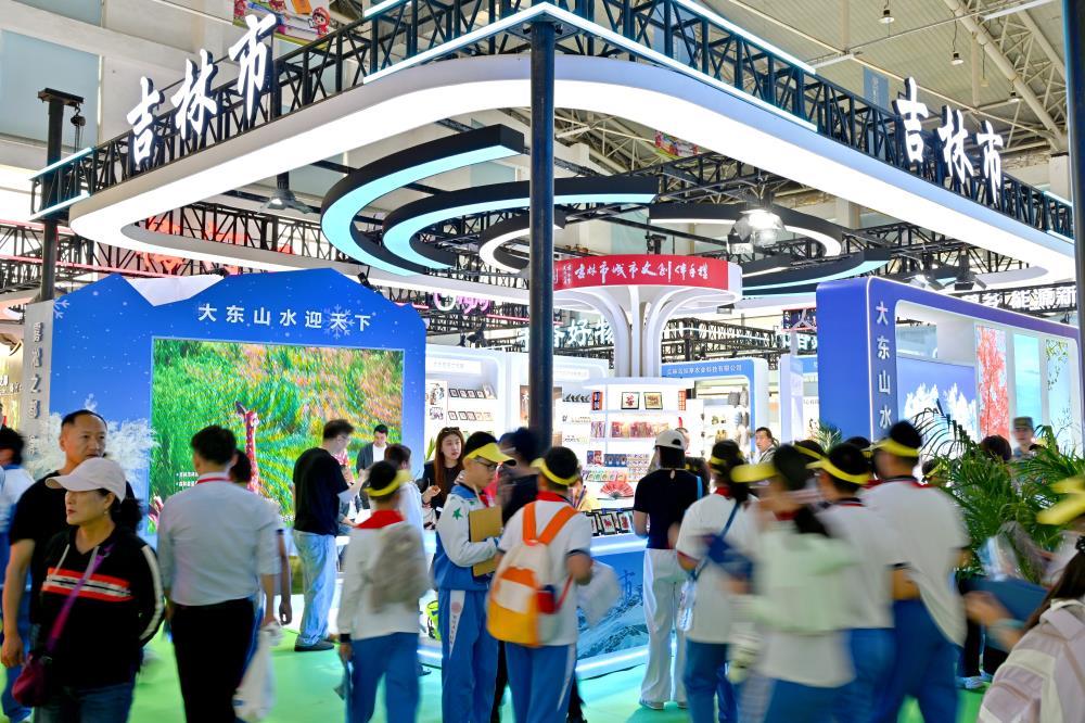 我市展区内外客如潮涌，10家企业组团展示特色产品吸引眼球。