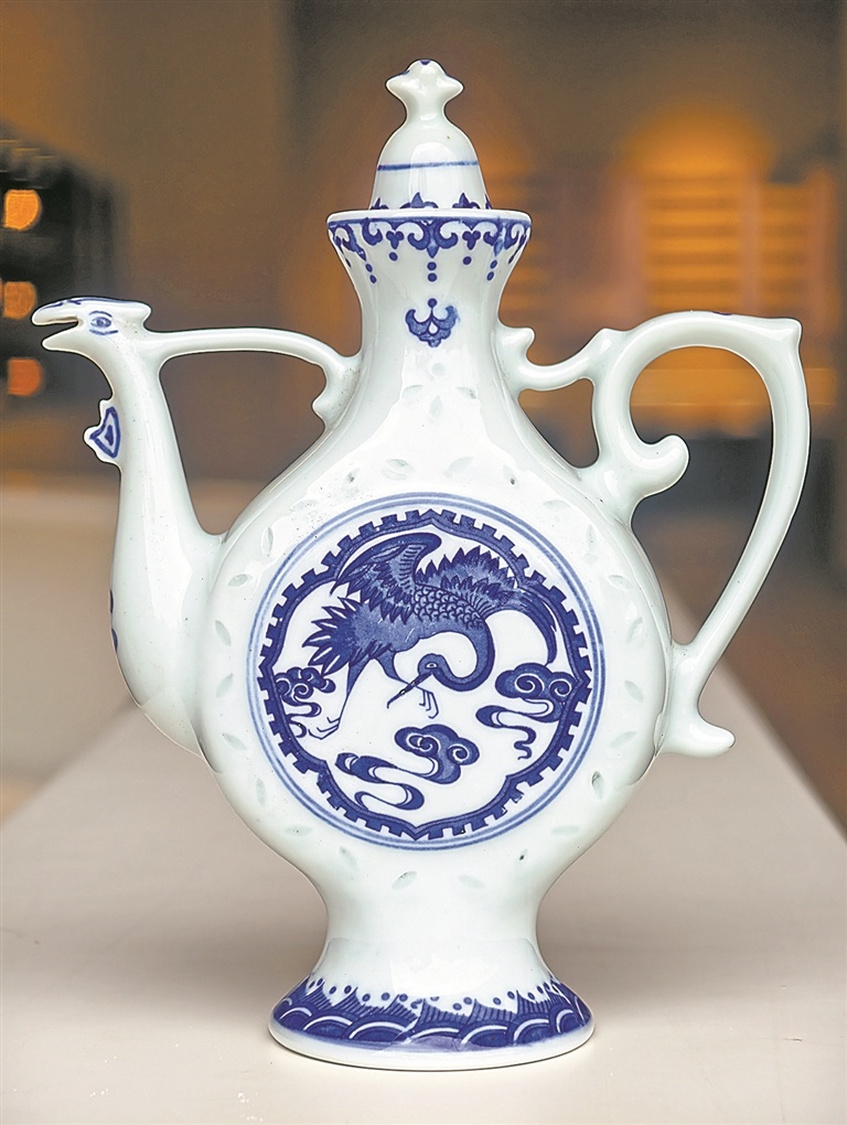 “青花玲珑飞鹤”酒具，为“羅炳昇造”第四代传承人罗山东设计，曾获轻工业部一等奖并取得国家专利，成为畅销海外的创汇产品。