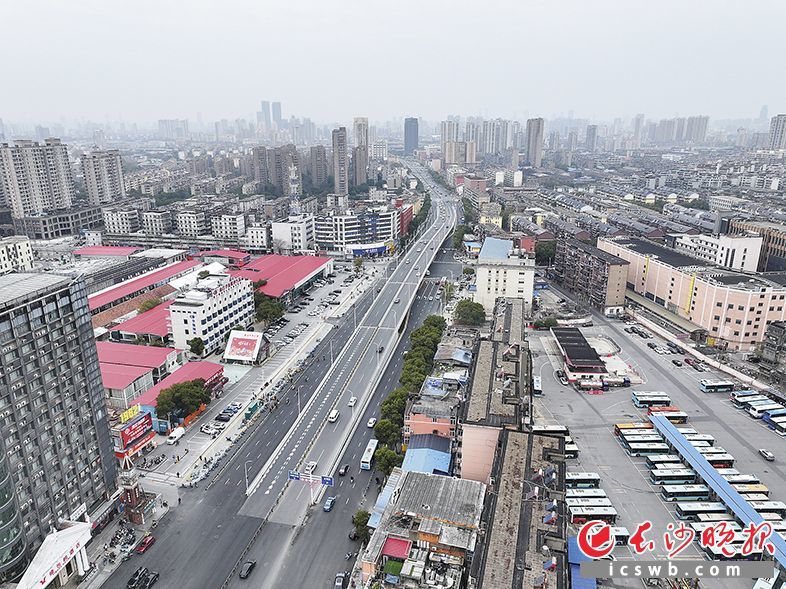 近9公里长的南昌解放路如今成为城市东进的战略主动脉。 洪观新闻记者 魏勇剑 摄
