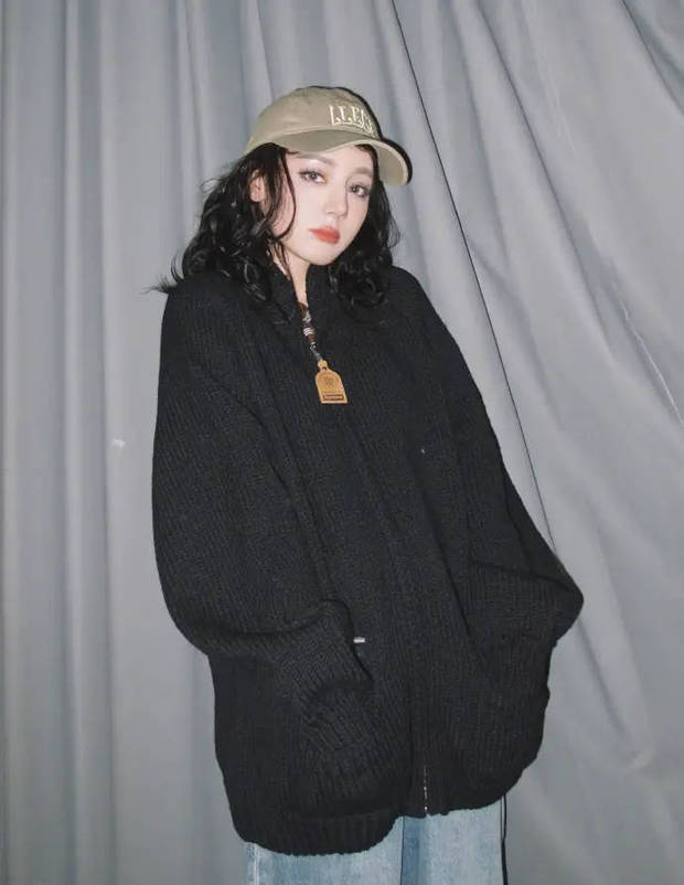 迪丽热巴托腮卖萌可爱又少女。