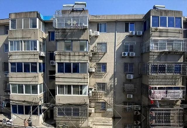 拆迁梦碎反变好事？中央新规落地，20年以上房龄老房子突然抢手了