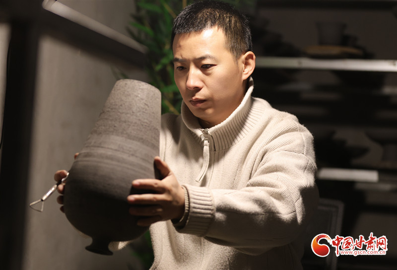 安口砂器制作技艺第七代传承人袁奕