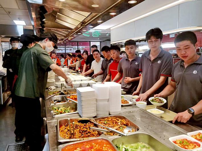 快递小哥在食堂吃饭 通讯员供图