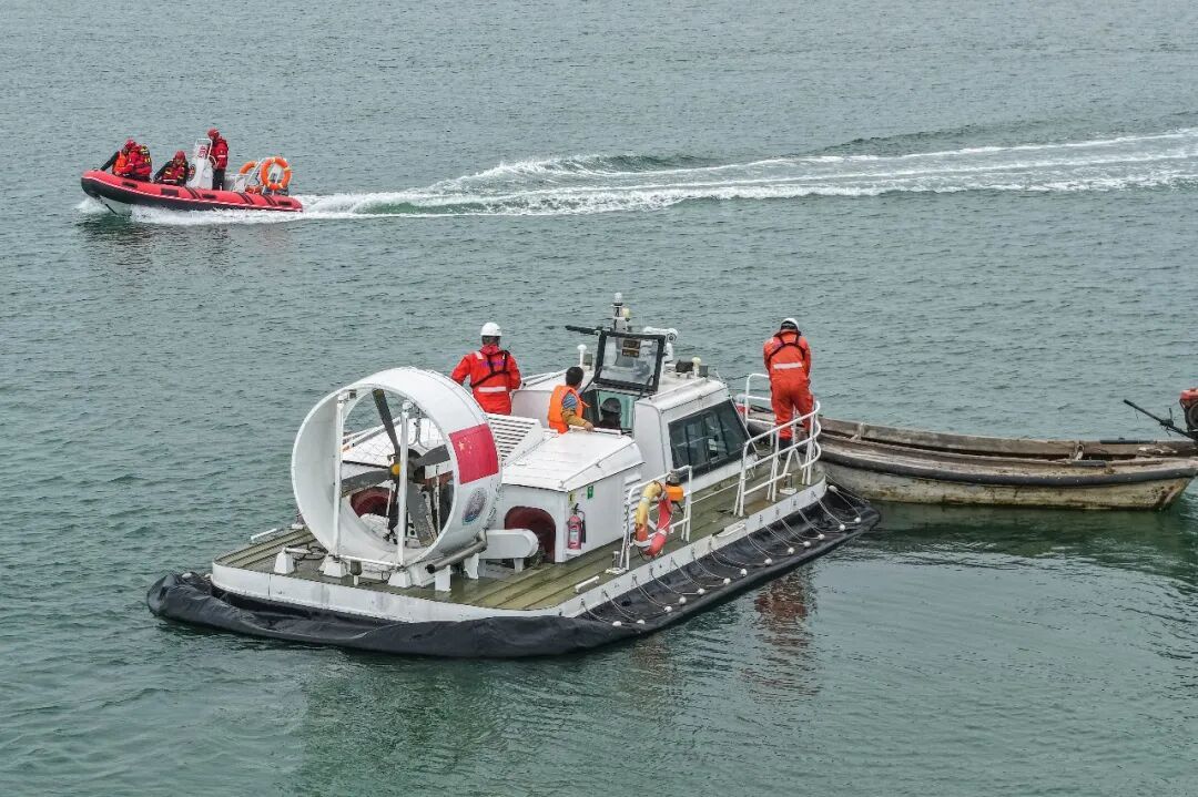 多部门围绕海上遇险人员救助、溺水人员医疗救护等展开海上应急救助演练。图源新华社