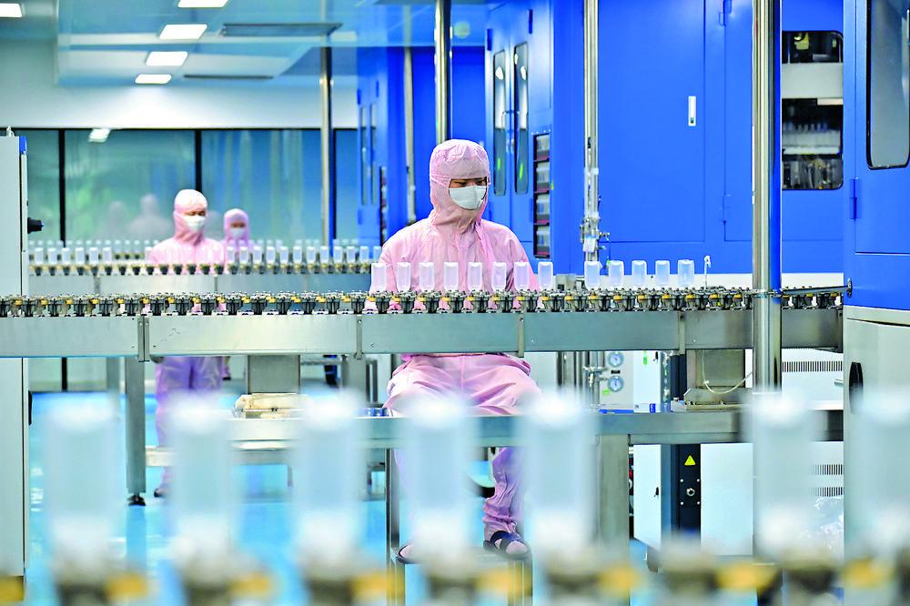 图为石家庄四药集团数智化直立式软袋输液生产线。 记者 张 震 摄