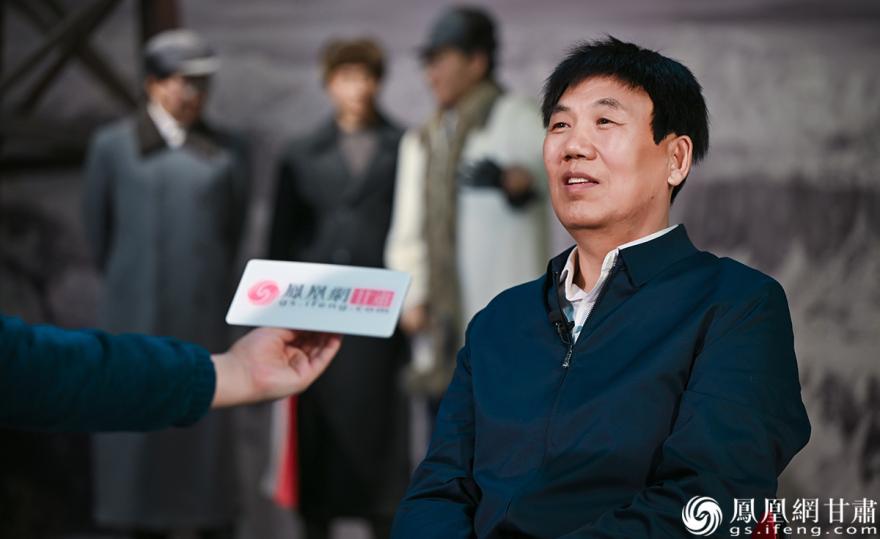 邱建民讲述王进喜投身护矿斗争的英勇事迹　杨艺锴　摄