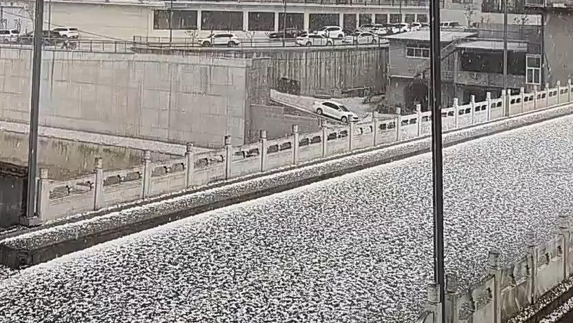 山西石楼突降冰雹街道变冰河，气象工作人员：从未见过这么大的