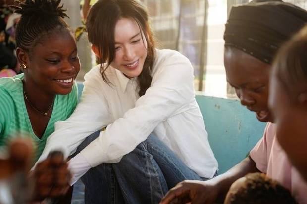 林志玲与非洲当地居民互动。