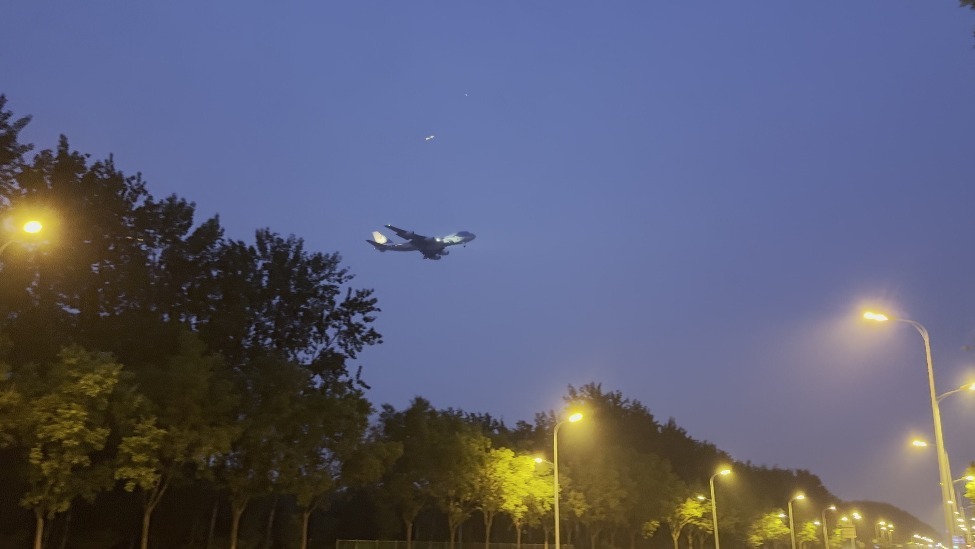 现场：空军一号飞抵首都机场