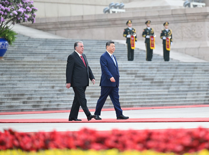 5月12日下午，国家主席习近平在北京人民大会堂同来华进行国事访问的塔吉克斯坦总统拉赫蒙举行会谈。这是会谈前，习近平在人民大会堂东门外广场为拉赫蒙举行欢迎仪式。新华社记者 李响 摄