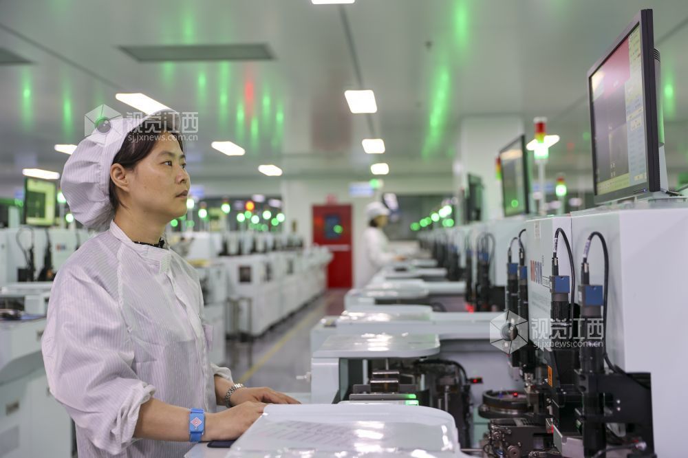 2026年5月13日，江西省瑞昌经开区科技园江西拓普达光电科技有限公司生产车间内，工人正在智能生产线上赶制订单。