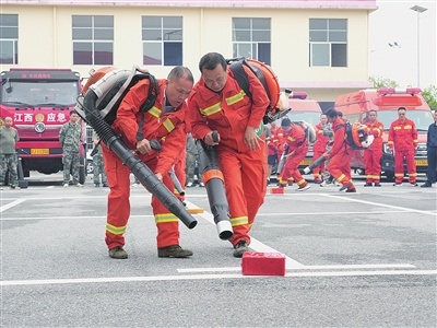 江西萍乡：森林防火员技能比武（图）