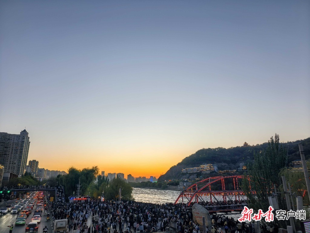 “五一”假期中山桥人流如织　新甘肃&middot;甘肃日报记者　杜雪琴　摄