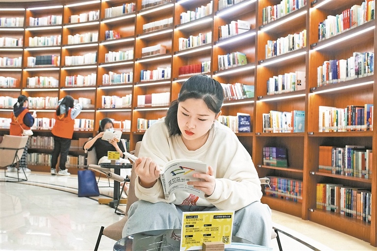 江西各类阅读场所的快速增加，让“书香社会”土壤变得更加丰厚。江西日报全媒体首席记者 李 劼摄