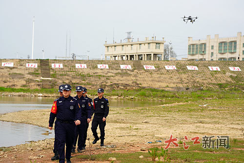 巡查湖区周边区域（图/马玉君）