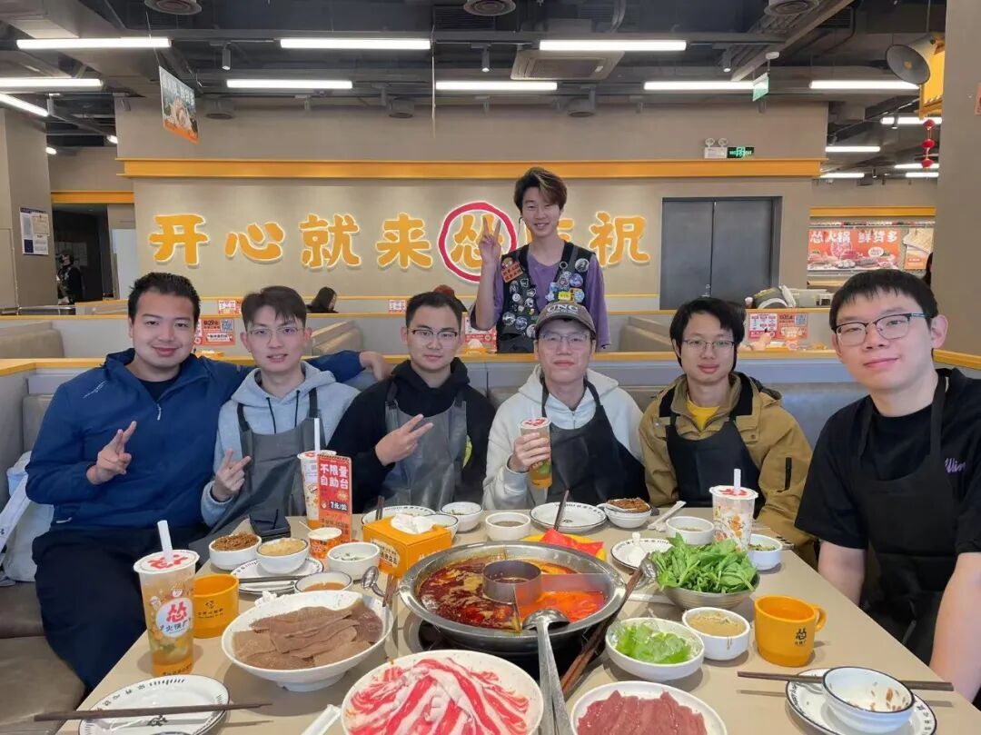 周诗璟（右三）生日当天与同学的合影