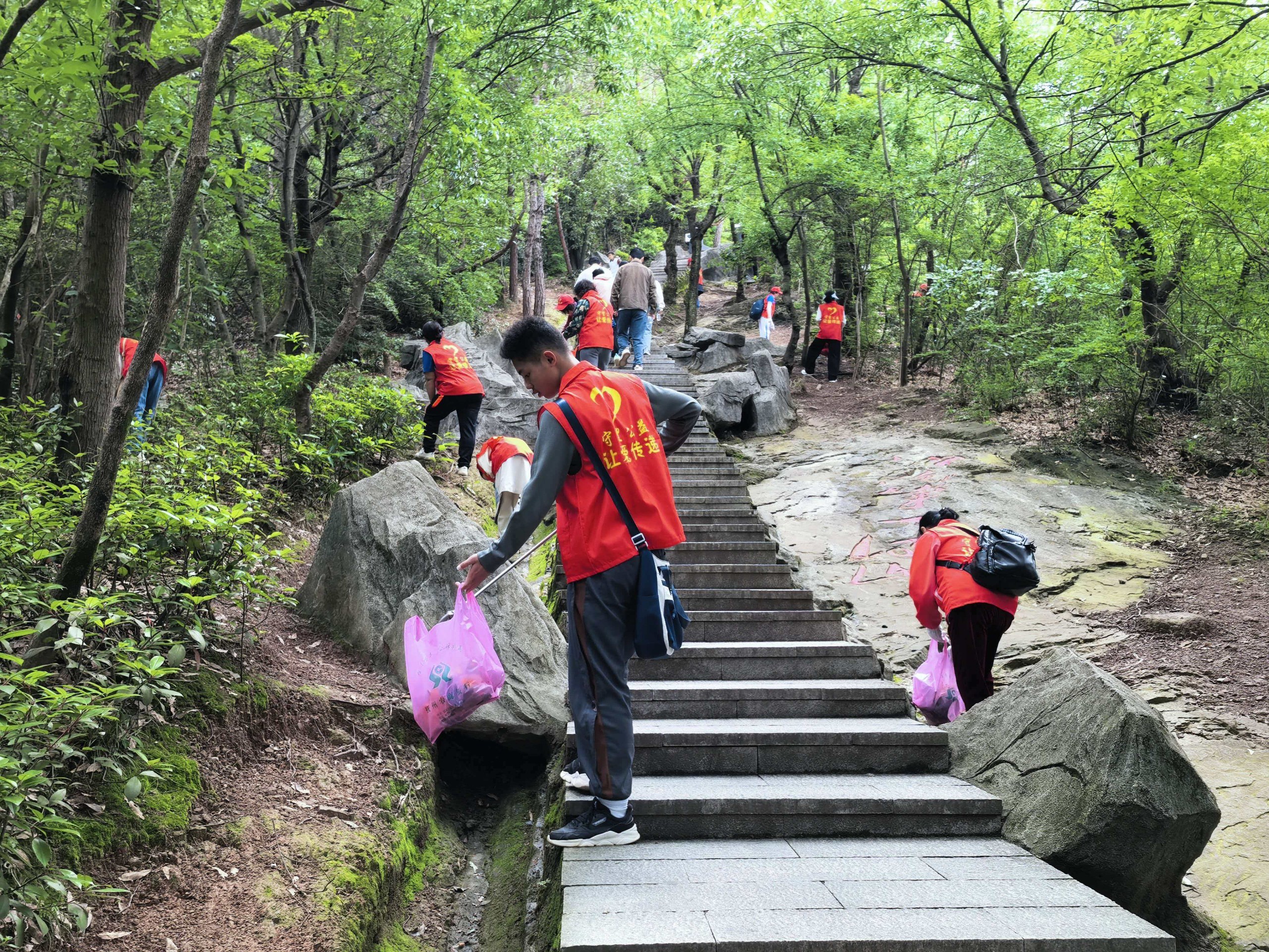 小手拉大手，文明护青山！抚州志愿者走进灵谷峰