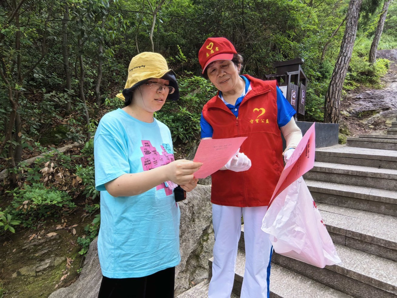 小手拉大手，文明护青山！抚州志愿者走进灵谷峰