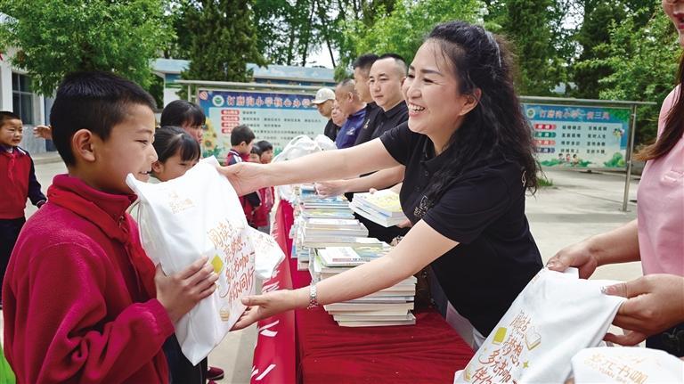 孩子们领取图书