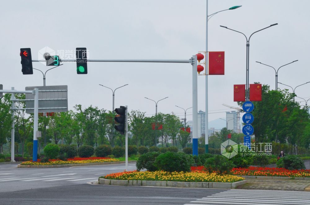 5月9日，在江西省吉安市永新县城区周边道路上，精心布置的花卉景观与交通设施相映成趣。