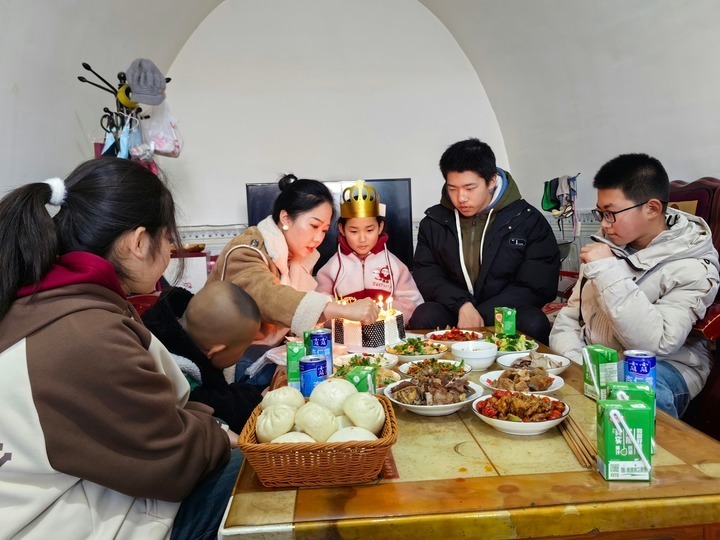 庆阳市庆城县林业和草原局副局长王铎霖（左二）为关爱对象过生日　甘肃省民政厅供图