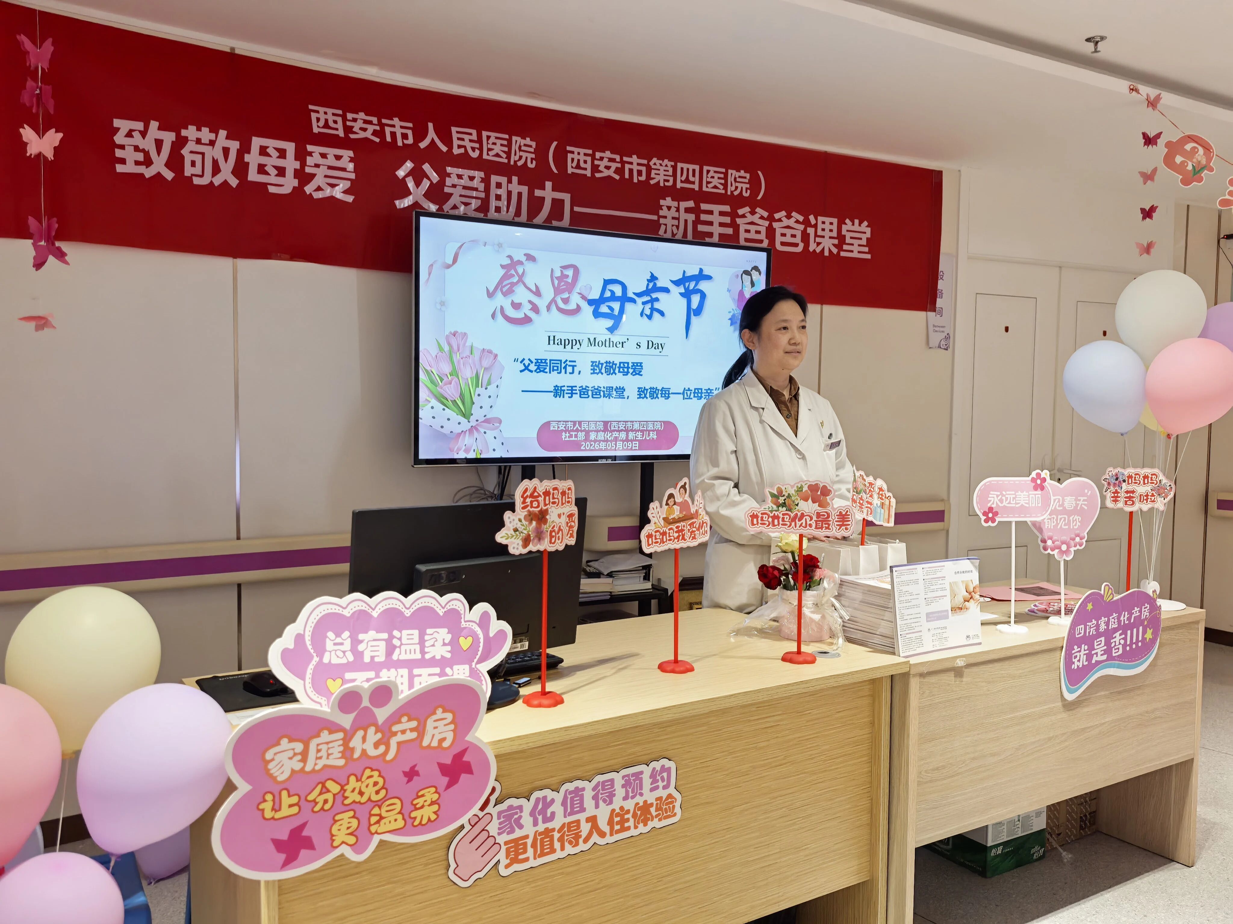 爸爸换尿布的手在抖，全场却为他鼓掌
