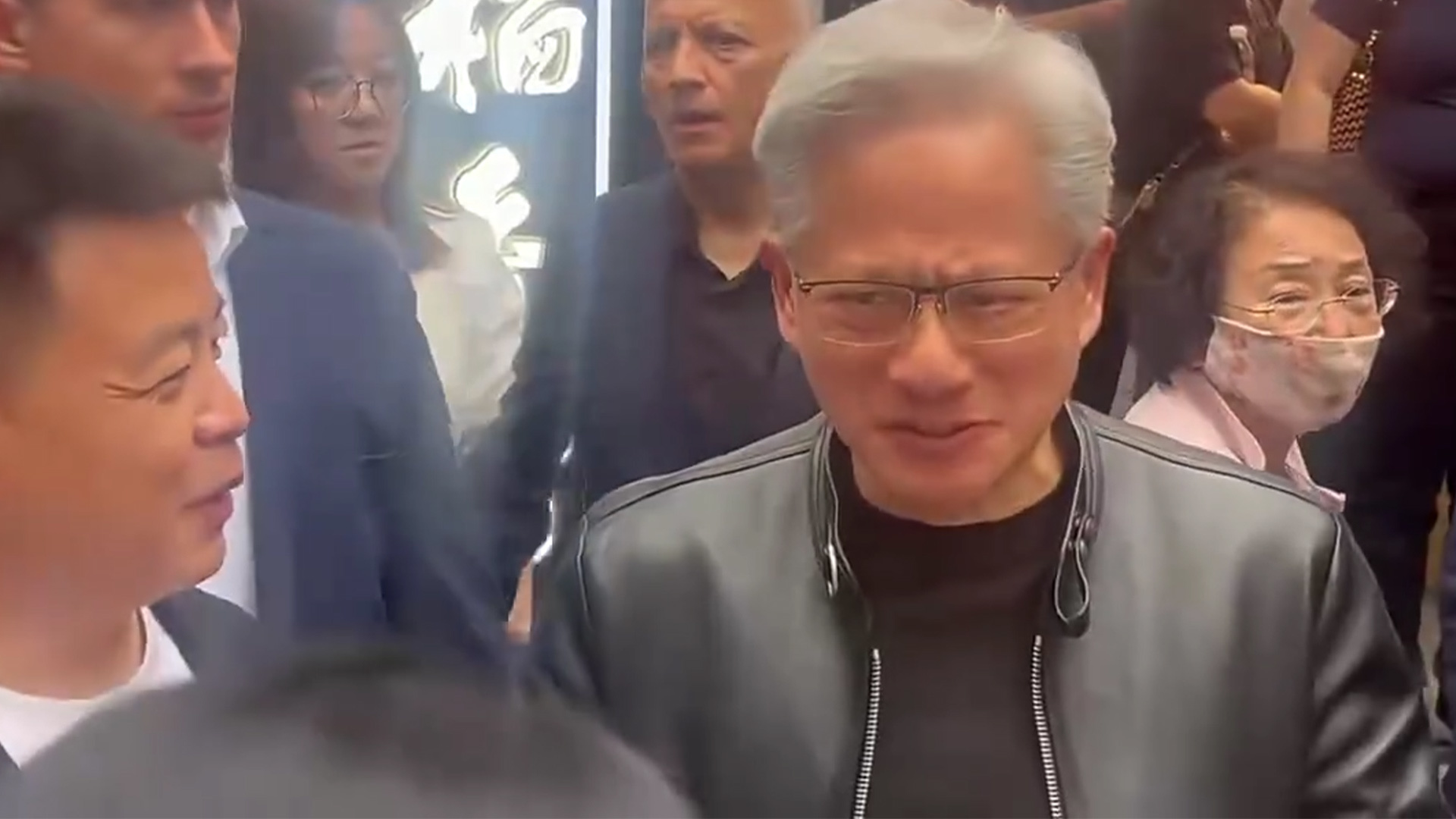 黄仁勋在南锣鼓巷被投喂豆汁，喝了一口面露难色：什么东西？还在蜜雪冰城品尝蜜桃四季春，“喝完竖起了大拇指”