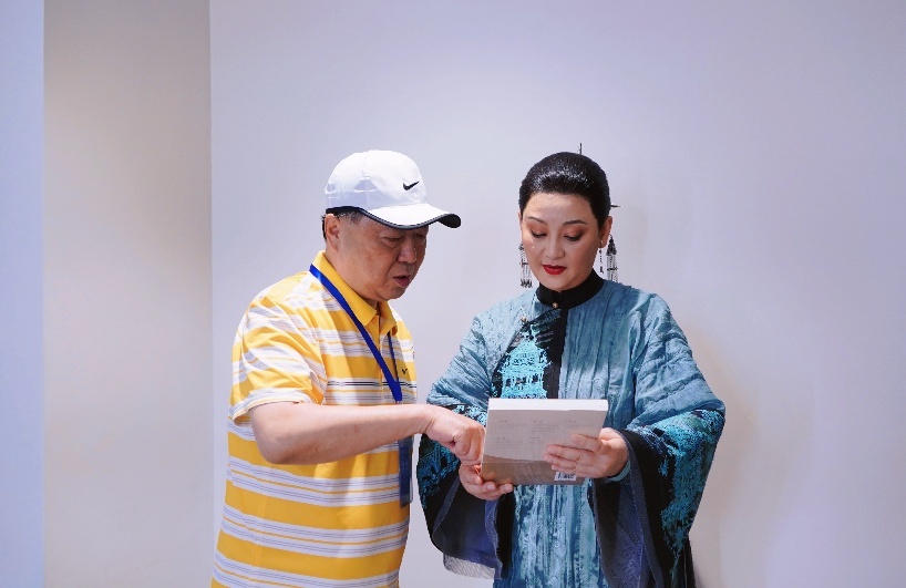 演出化妆后,徐帆与本文作者交流