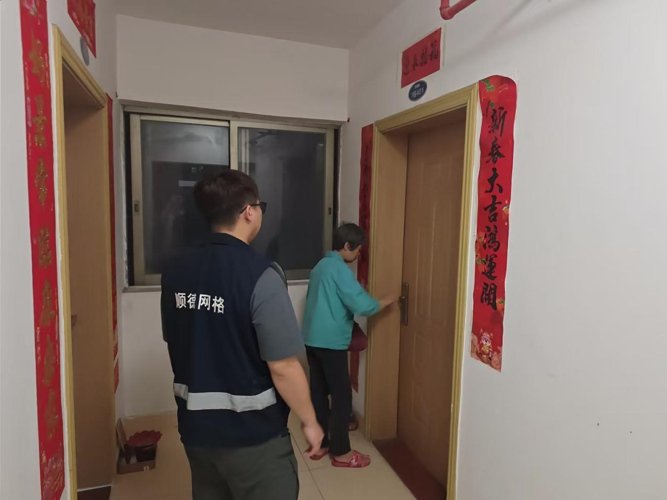 图：常教社区网格员护送迷路老人安全到家