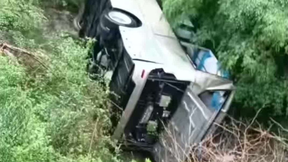 现场：山西一载有学生车辆发生侧翻，已致2人死亡
