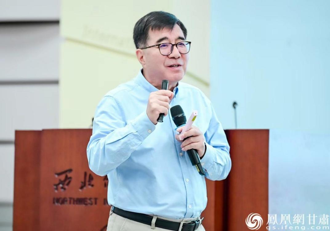 甘肃省伏羲文化研究会理事长陈克恭作《始祖之光》主题报告