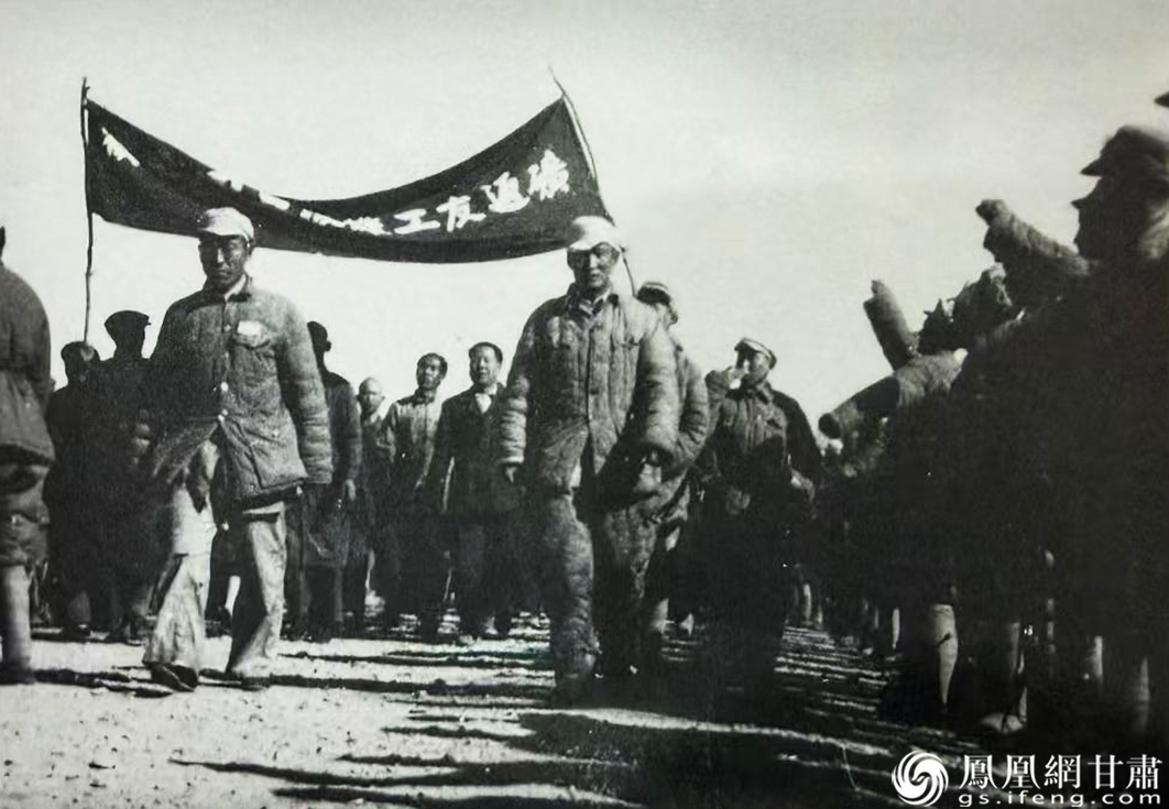 1949年10月6日，曾遭国民党关押的工人重返玉门油矿。资料图片