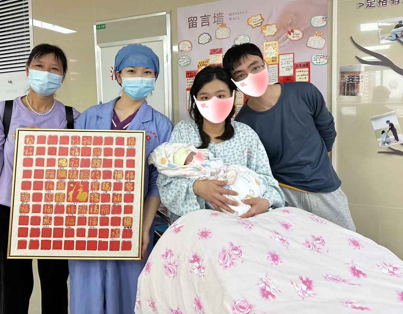 图为：赖在卿与新生儿、产妇及其家属