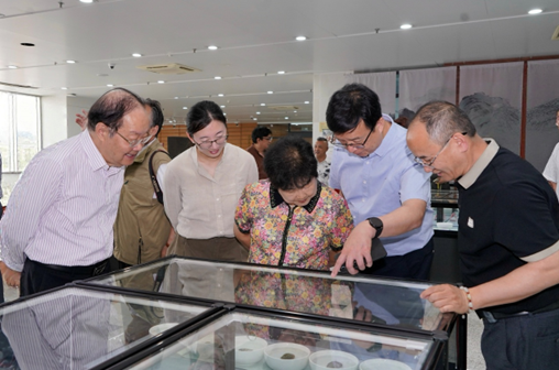 嘉宾观展