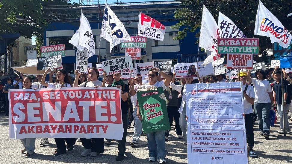 菲律宾民众街头抗议，举横幅高喊“弹劾副总统莎拉”
