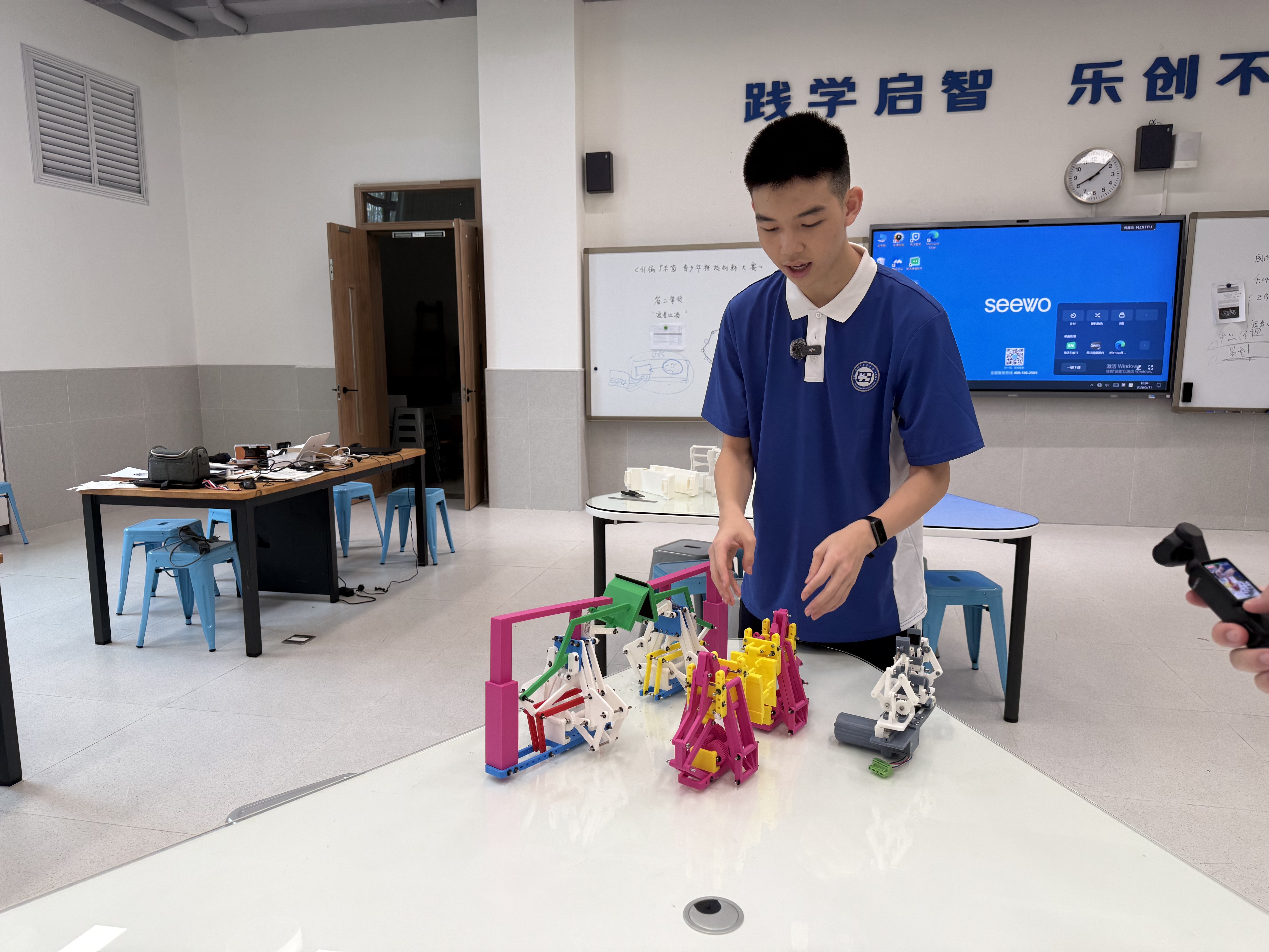 南山少年又出圈了：当课堂连接前沿实验室，创新“后浪”何以奔涌？