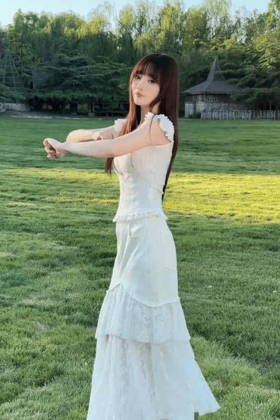 李小璐换了多套穿搭。