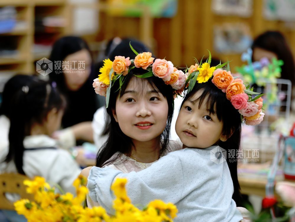 江西分宜：巧手制簪花 温馨过佳节（图）