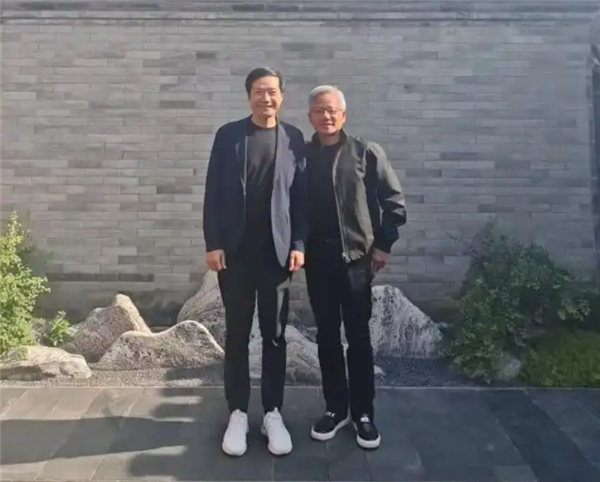 雷军黄仁勋中美晚宴同框组图流出：画面亲切熟络